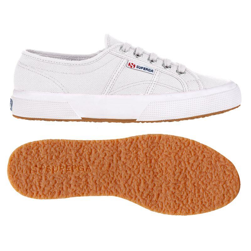 sneakers bianca con suola in gomma e impunture tono su tono 
