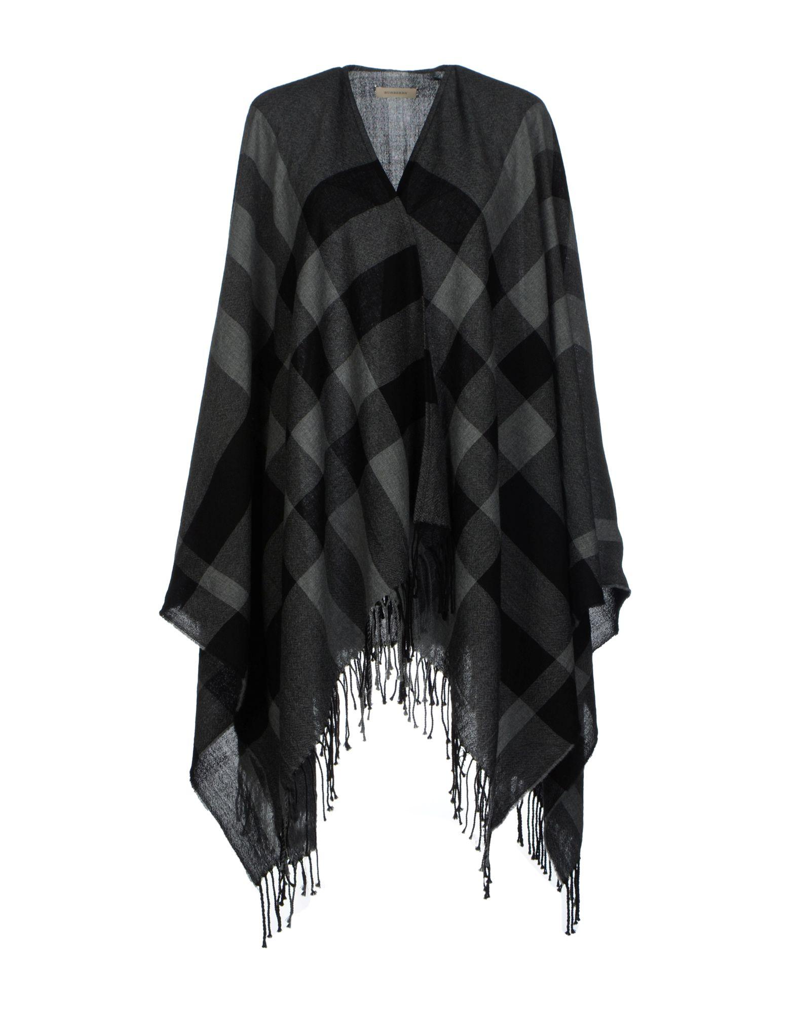 Mantella in lana merinos con fantasia Burberry sui toni del nero e del grigio, frange e scollo profondo