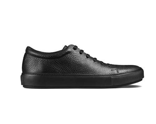 Sneakers in pelle grana di colore nero con lacci neri e suola in gomma nera 