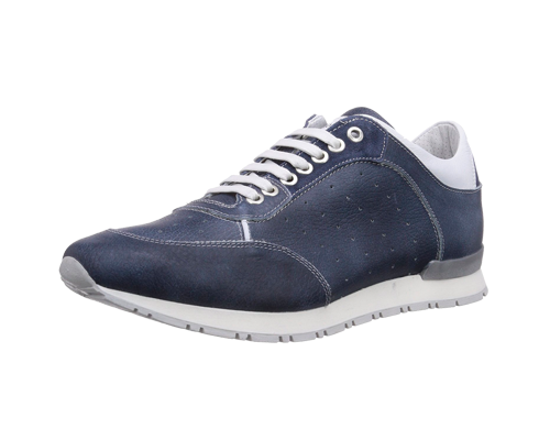 Sneaker di colore blu, con suola in gomma bianca, chiusura con lacci bianchi