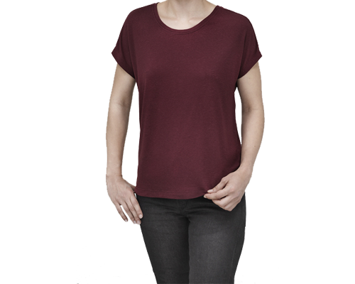 T-shirt con maniche corte a giromanica, scollo rotondo ampio, colore rosso scuro. 