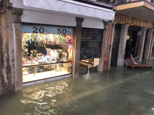 Milioni di euro di danni causati dall'acqua alta che ha colpito Venezia