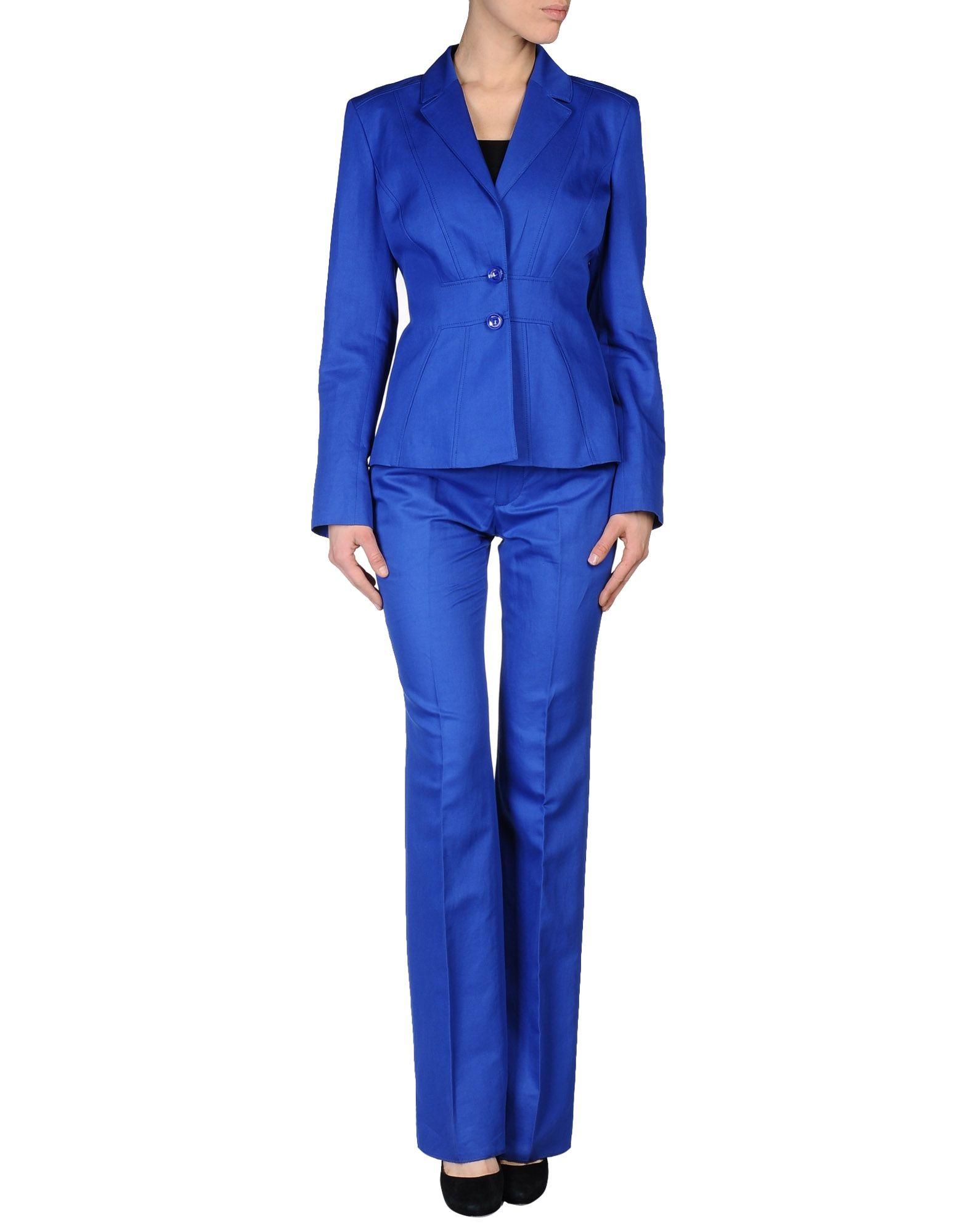 Tailleur blu china con giacca a maniche lunghe e chiusura con due bottoni e pantalone 