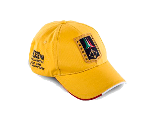 Cappello giallo con visiera, patch frontale delle Frecce Tricolori, scritte ricamate, piccolo tricolore ricamato sul retro