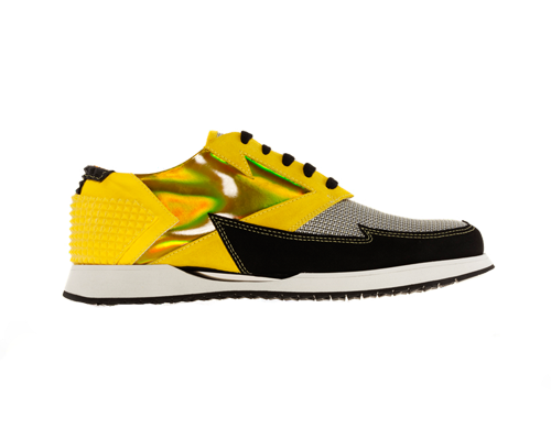Sneakers gialle con suola a mezzaluna bianca, battistrada nero, texture gommato nero in punta e pelle irridescente.