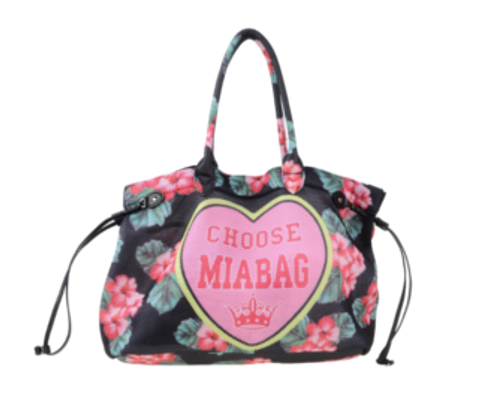 borsa fondo nero con fiori rosa e cuore centrale con scritta MIA BAG